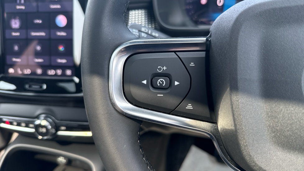 Volvo XC40 2.0 B4P Ultimate Dark 5dr Auto Petrol Estate - Image 19