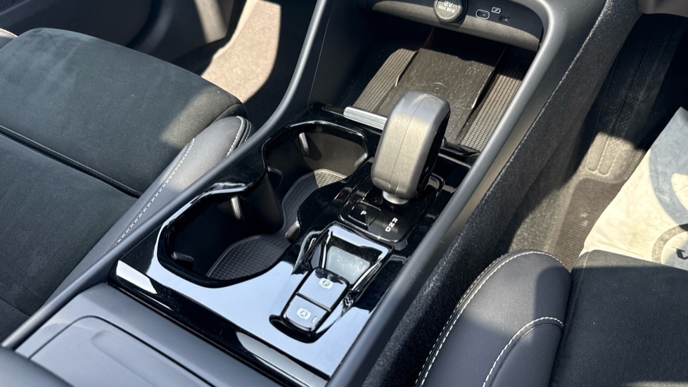 Volvo XC40 2.0 B4P Ultimate Dark 5dr Auto Petrol Estate - Image 24
