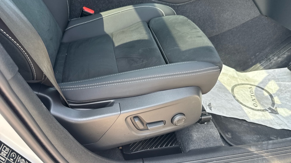 Volvo XC40 2.0 B4P Ultimate Dark 5dr Auto Petrol Estate - Image 27