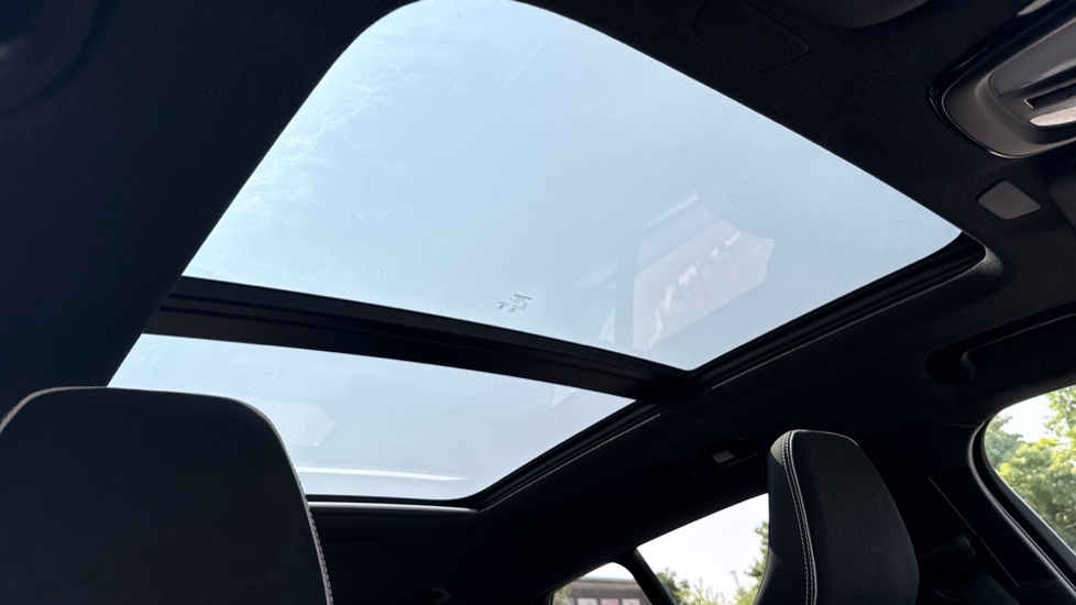 Volvo XC40 2.0 B4P Ultimate Dark 5dr Auto Petrol Estate - Image 28
