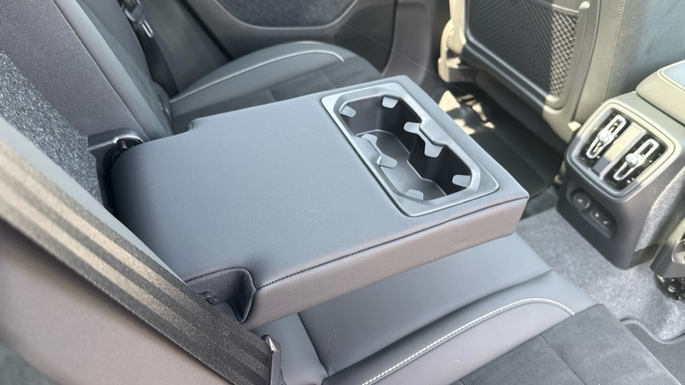 Volvo XC40 2.0 B4P Ultimate Dark 5dr Auto Petrol Estate - Image 30