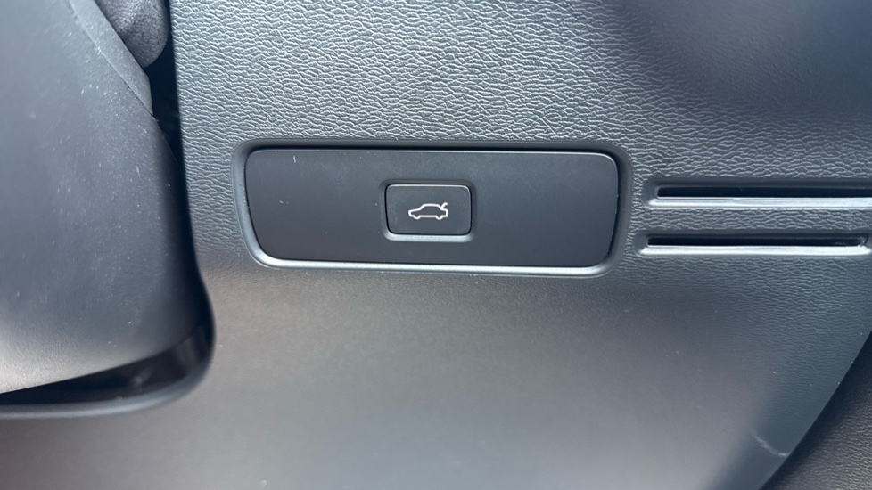 Volvo XC40 2.0 B4P Ultimate Dark 5dr Auto Petrol Estate - Image 31