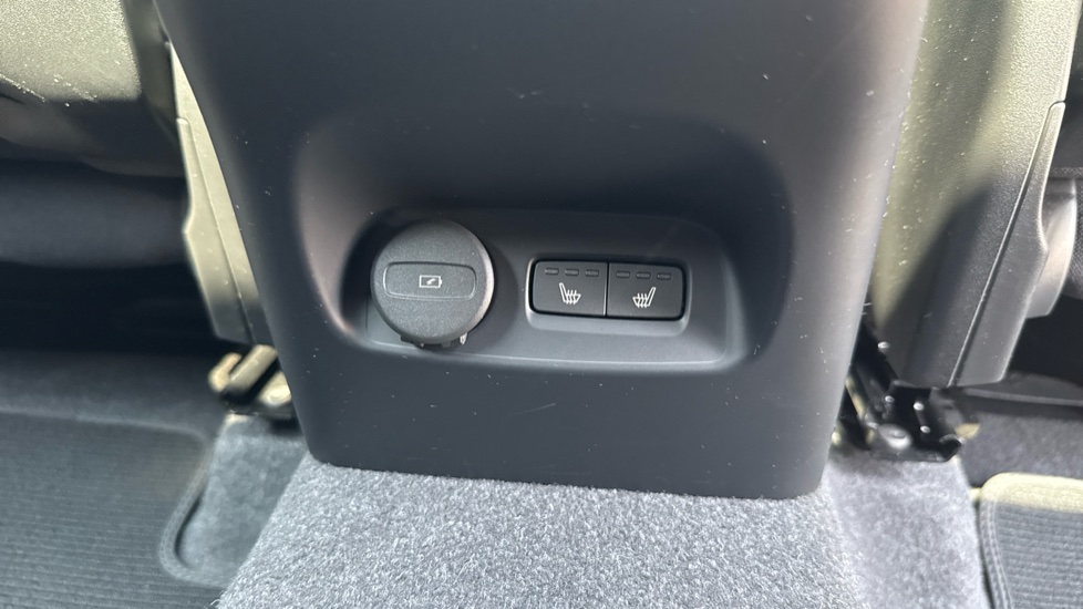 Volvo XC40 2.0 B4P Ultimate Dark 5dr Auto Petrol Estate - Image 32