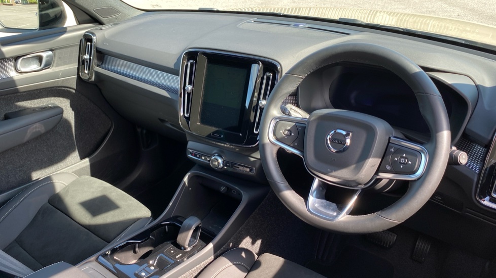 Volvo XC40 2.0 B4P Plus Dark 5dr Auto Petrol Estate - Image 4