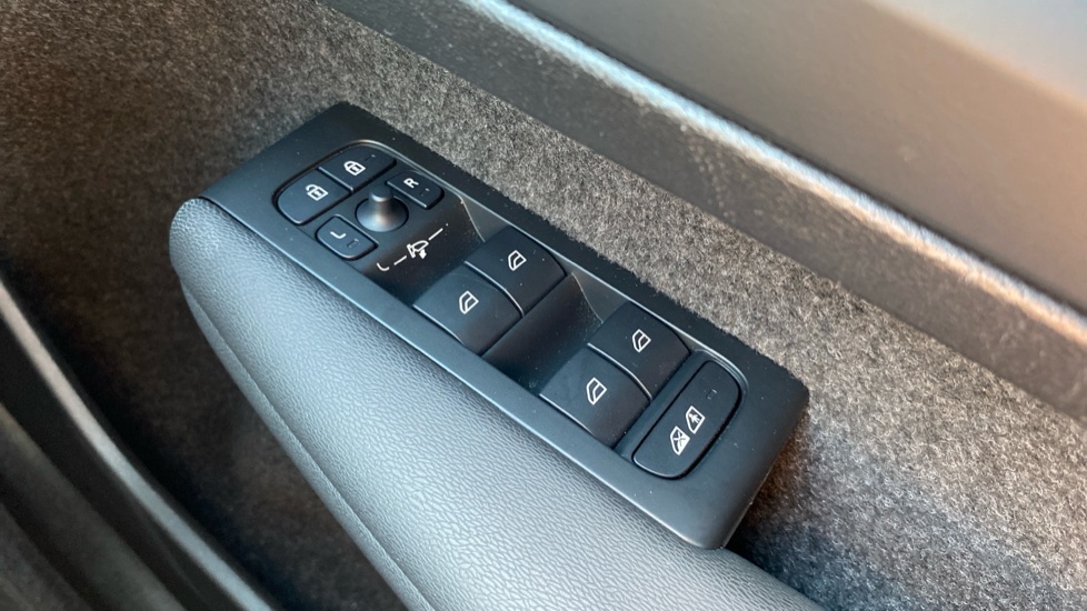 Volvo XC40 2.0 B4P Plus Dark 5dr Auto Petrol Estate - Image 27
