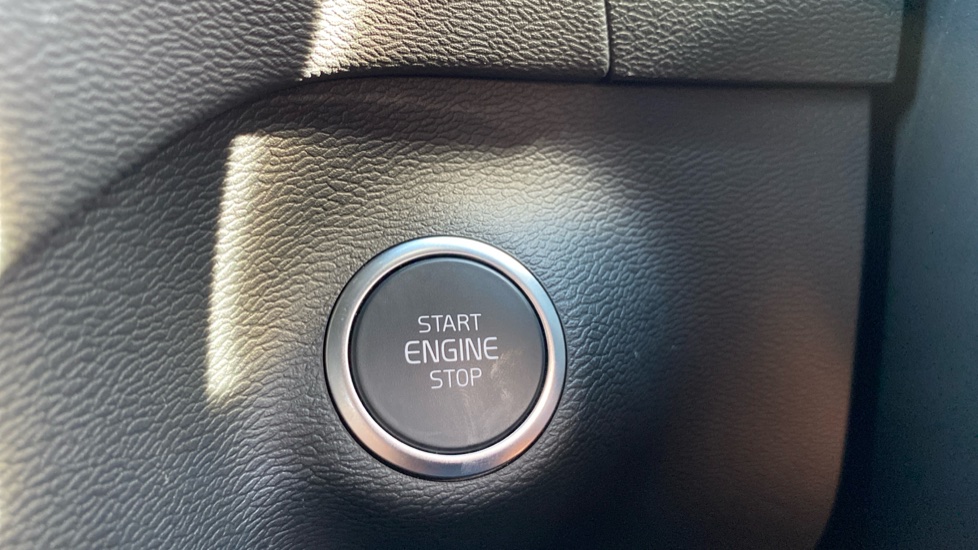 Volvo XC40 2.0 B4P Plus Dark 5dr Auto Petrol Estate - Image 30