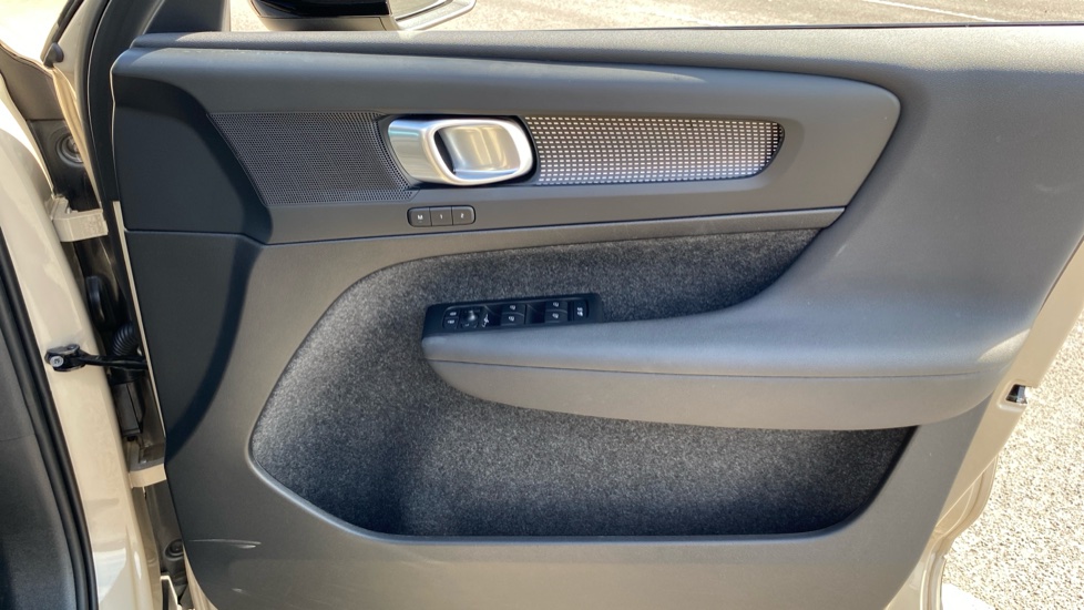 Volvo XC40 2.0 B4P Plus Dark 5dr Auto Petrol Estate - Image 32