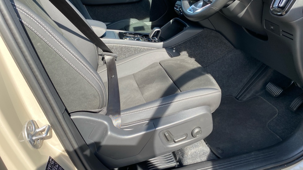 Volvo XC40 2.0 B4P Plus Dark 5dr Auto Petrol Estate - Image 33