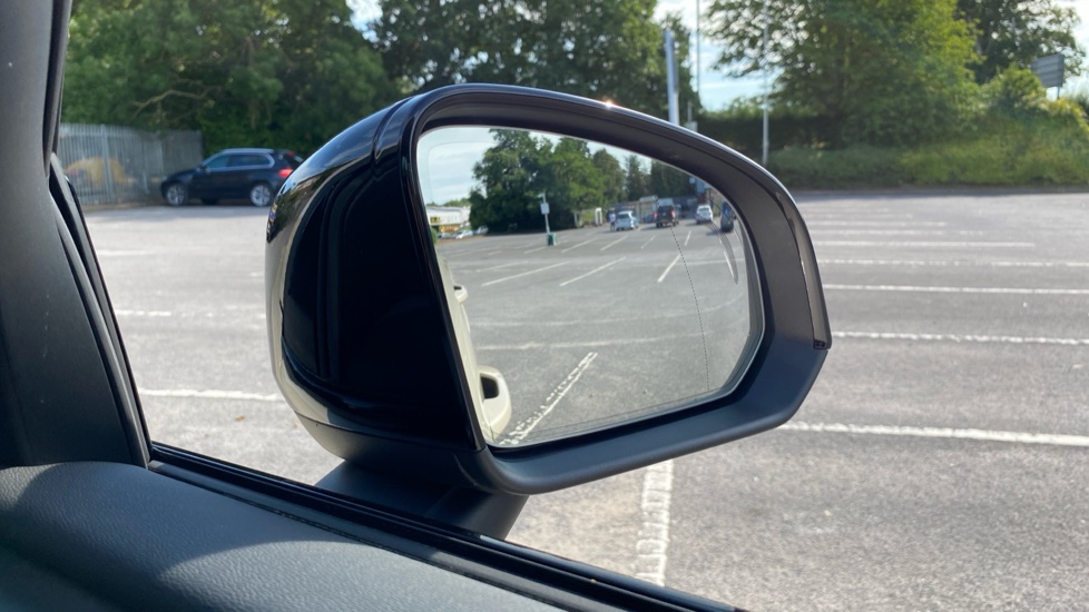 Volvo XC40 2.0 B4P Plus Dark 5dr Auto Petrol Estate - Image 35