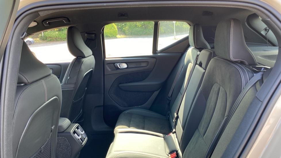 Volvo XC40 2.0 B4P Plus Dark 5dr Auto Petrol Estate - Image 36