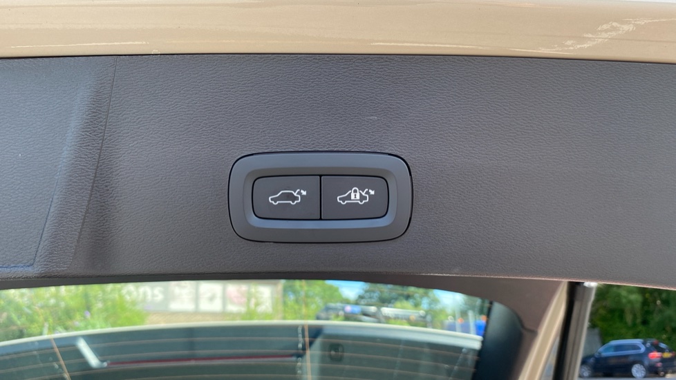 Volvo XC40 2.0 B4P Plus Dark 5dr Auto Petrol Estate - Image 38