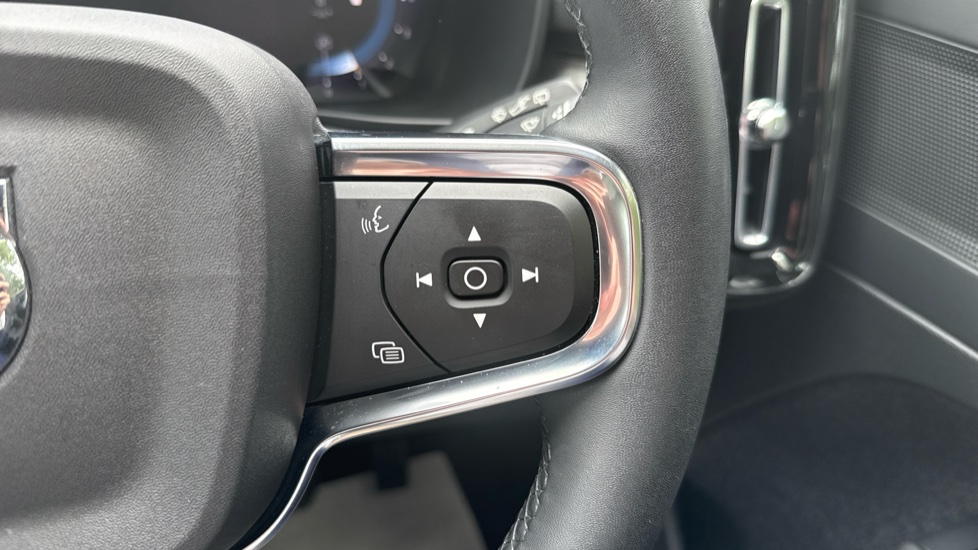 Volvo XC40 2.0 B3P Plus Dark 5dr Auto Petrol Estate - Image 19