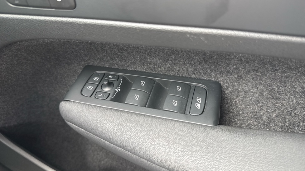 Volvo XC40 2.0 B3P Plus Dark 5dr Auto Petrol Estate - Image 21