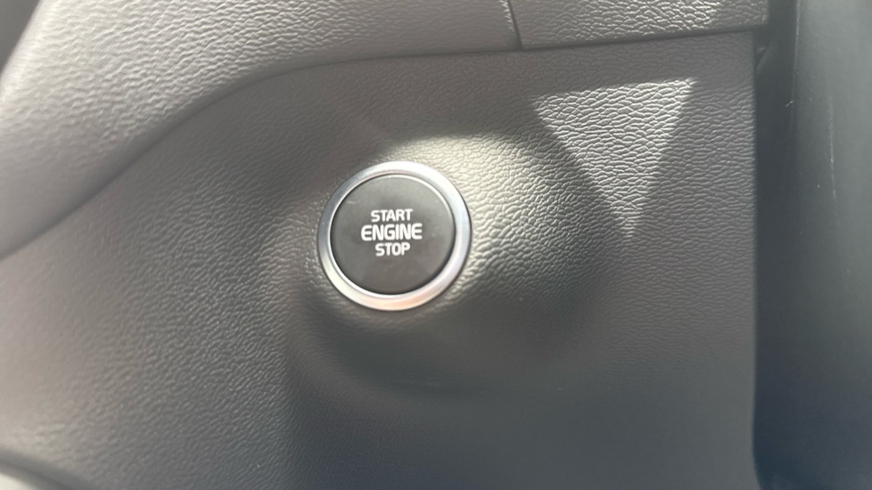 Volvo XC40 2.0 B3P Plus Dark 5dr Auto Petrol Estate - Image 23