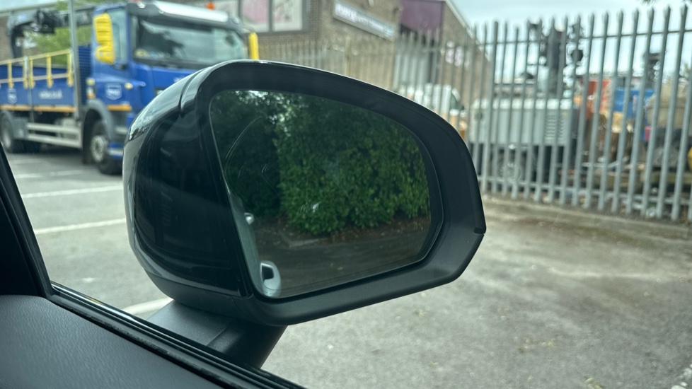 Volvo XC40 2.0 B3P Plus Dark 5dr Auto Petrol Estate - Image 26