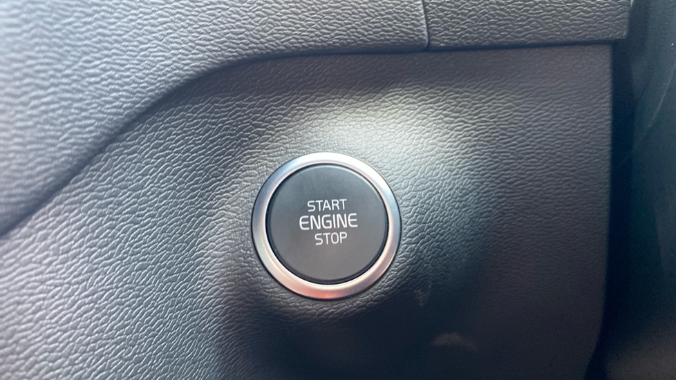 Volvo XC40 2.0 B3P Core 5dr Auto Petrol Estate - Image 27