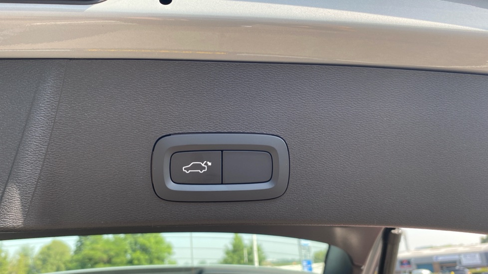 Volvo XC40 2.0 B3P Core 5dr Auto Petrol Estate - Image 35