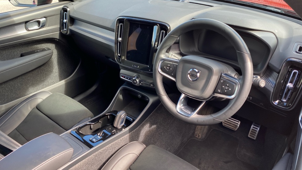 Volvo XC40 2.0 B4P R DESIGN 5dr Auto Petrol Estate - Image 4