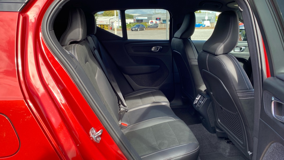 Volvo XC40 2.0 B4P R DESIGN 5dr Auto Petrol Estate - Image 6