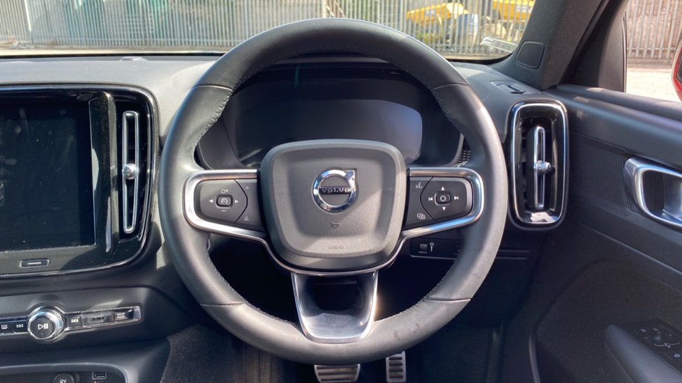 Volvo XC40 2.0 B4P R DESIGN 5dr Auto Petrol Estate - Image 10