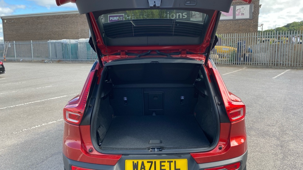 Volvo XC40 2.0 B4P R DESIGN 5dr Auto Petrol Estate - Image 13
