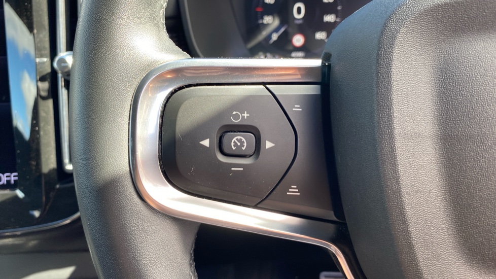 Volvo XC40 2.0 B4P R DESIGN 5dr Auto Petrol Estate - Image 25