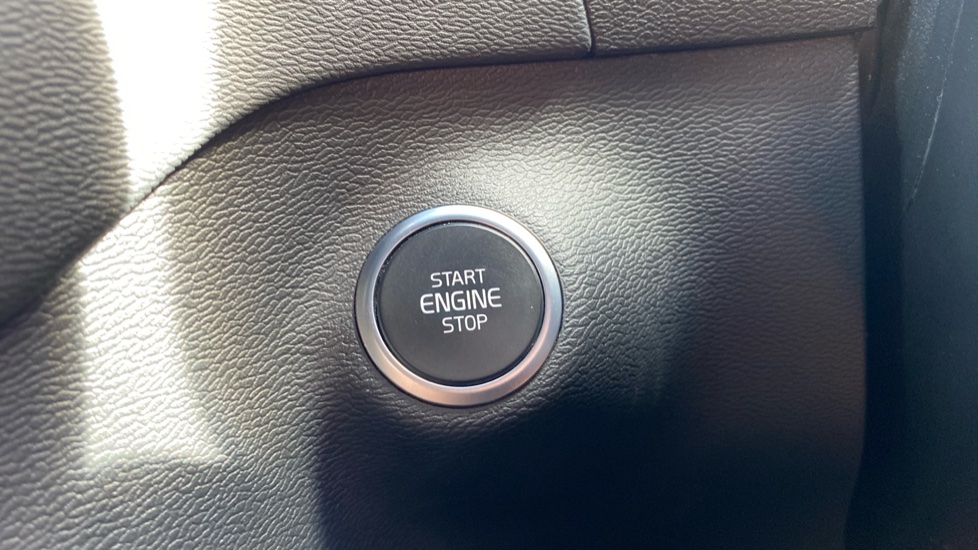 Volvo XC40 2.0 B4P R DESIGN 5dr Auto Petrol Estate - Image 31