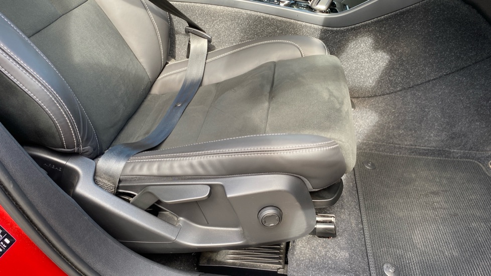 Volvo XC40 2.0 B4P R DESIGN 5dr Auto Petrol Estate - Image 34