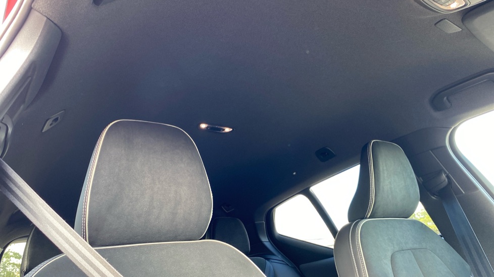 Volvo XC40 2.0 B4P R DESIGN 5dr Auto Petrol Estate - Image 35
