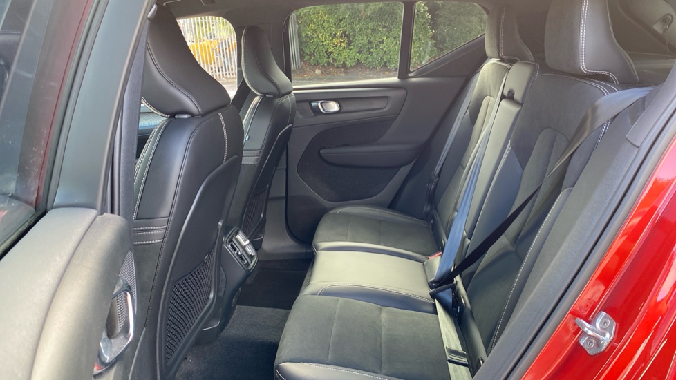 Volvo XC40 2.0 B4P R DESIGN 5dr Auto Petrol Estate - Image 37