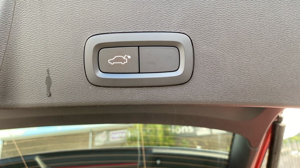 Volvo XC40 2.0 B4P R DESIGN 5dr Auto Petrol Estate - Image 39