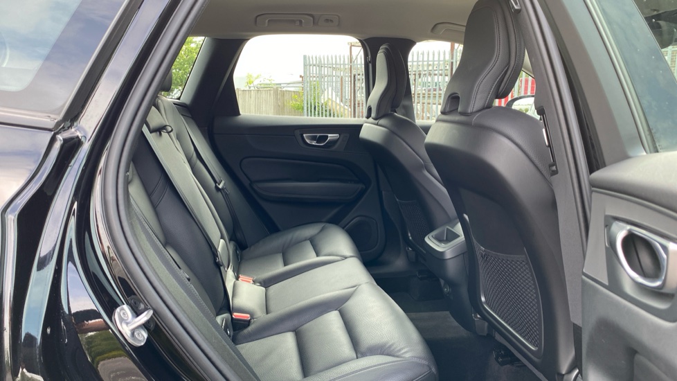 Volvo XC60 2.0 B5P Core 5dr AWD Geartronic Petrol Estate - Image 6
