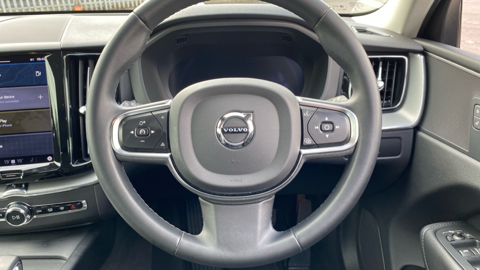 Volvo XC60 2.0 B5P Core 5dr AWD Geartronic Petrol Estate - Image 10
