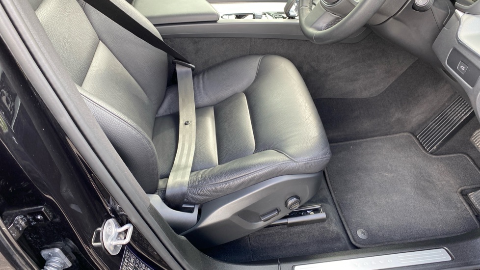 Volvo XC60 2.0 B5P Core 5dr AWD Geartronic Petrol Estate - Image 31