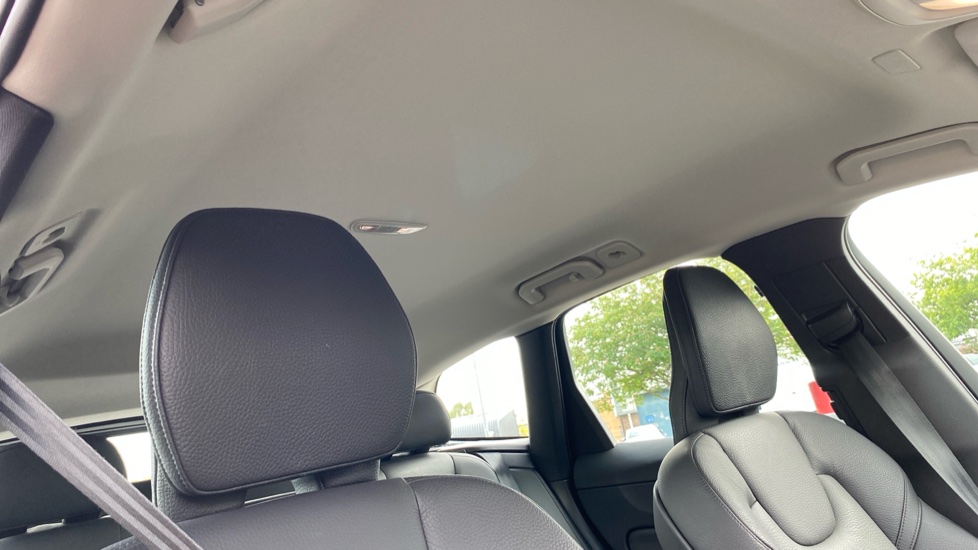 Volvo XC60 2.0 B5P Core 5dr AWD Geartronic Petrol Estate - Image 32
