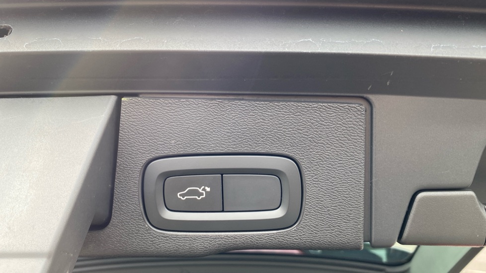 Volvo XC60 2.0 B5P Core 5dr AWD Geartronic Petrol Estate - Image 36