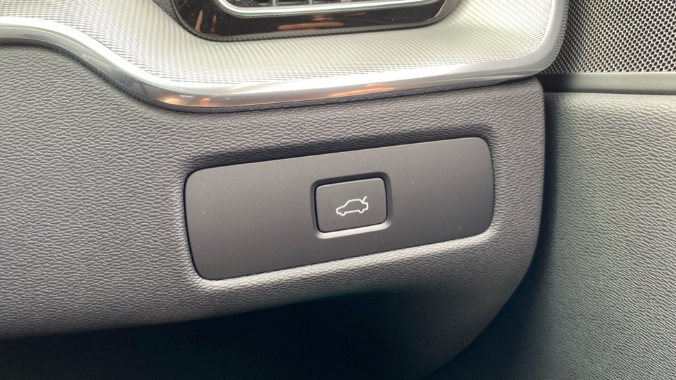 Volvo XC60 2.0 B5P Core 5dr AWD Geartronic Petrol Estate - Image 39
