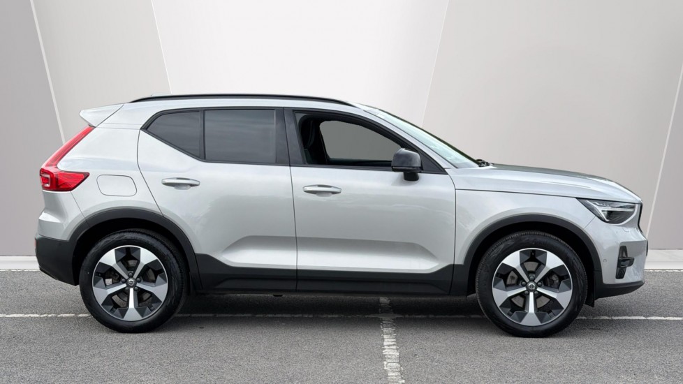 Volvo XC40 2.0 B4P Ultimate Dark 5dr Auto Petrol Estate - Image 3