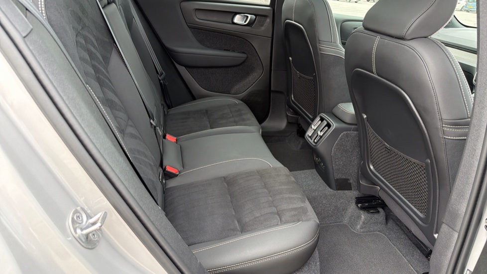 Volvo XC40 2.0 B4P Ultimate Dark 5dr Auto Petrol Estate - Image 6