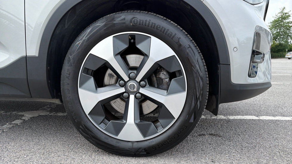Volvo XC40 2.0 B4P Ultimate Dark 5dr Auto Petrol Estate - Image 9