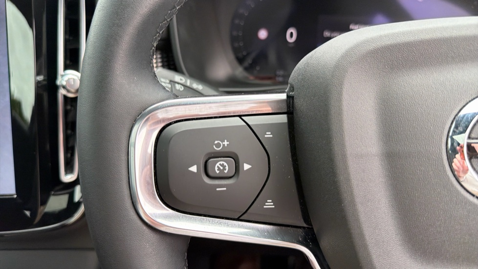 Volvo XC40 2.0 B4P Ultimate Dark 5dr Auto Petrol Estate - Image 19