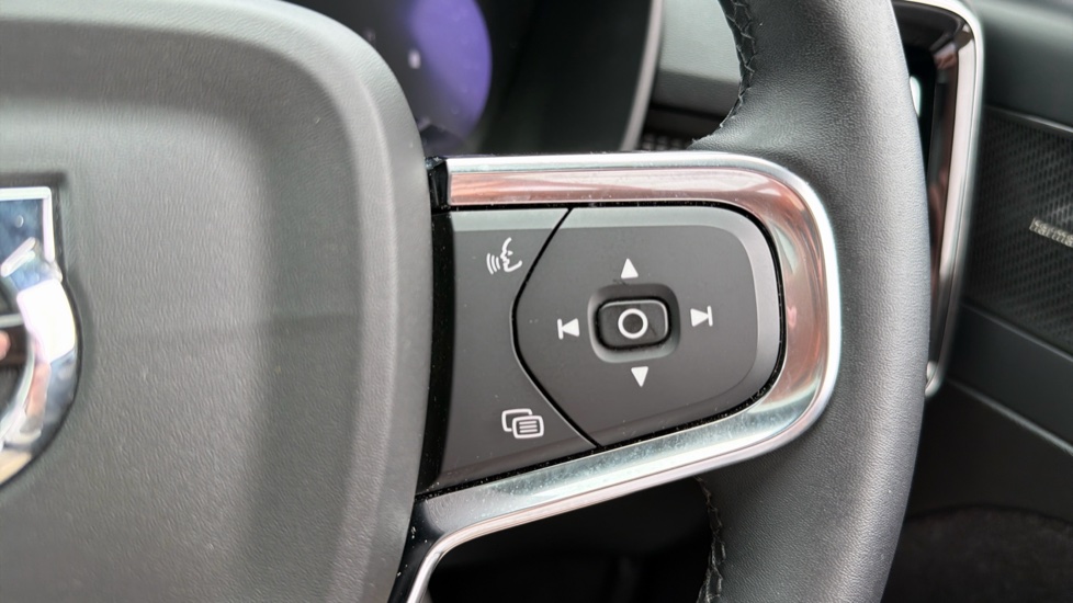 Volvo XC40 2.0 B4P Ultimate Dark 5dr Auto Petrol Estate - Image 20