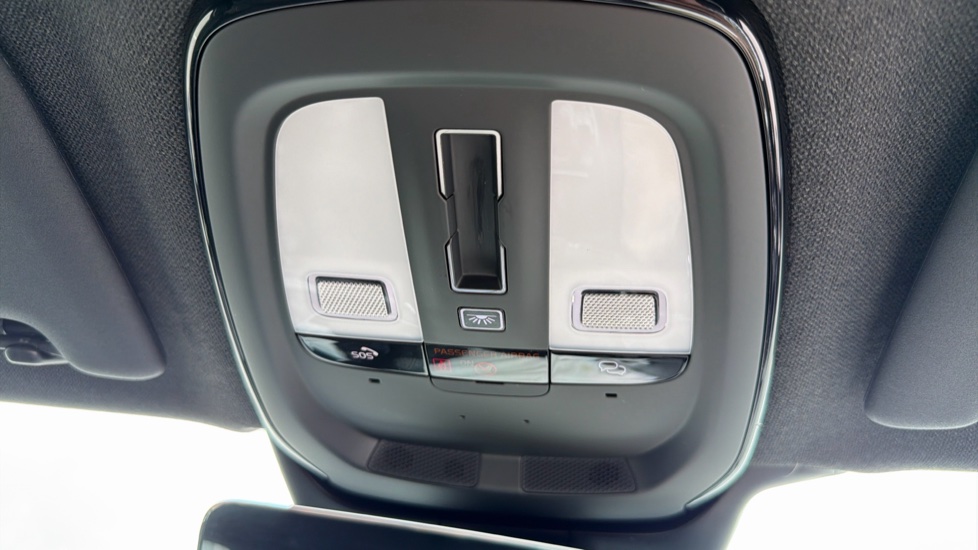Volvo XC40 2.0 B4P Ultimate Dark 5dr Auto Petrol Estate - Image 25
