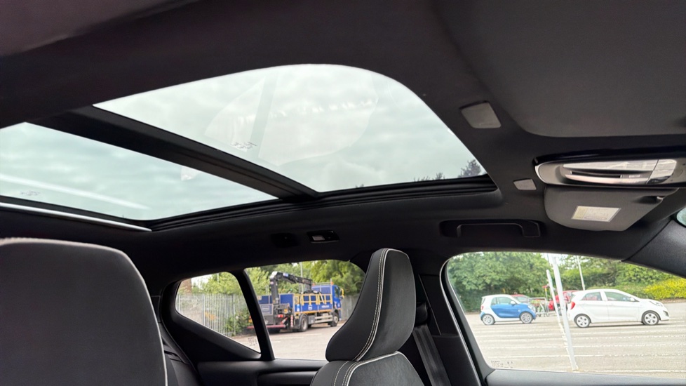 Volvo XC40 2.0 B4P Ultimate Dark 5dr Auto Petrol Estate - Image 28