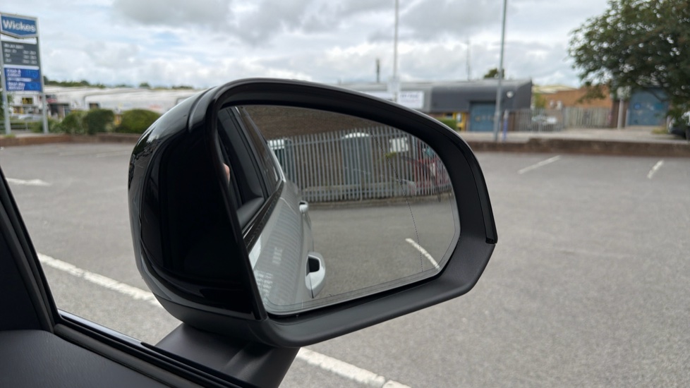 Volvo XC40 2.0 B4P Ultimate Dark 5dr Auto Petrol Estate - Image 29