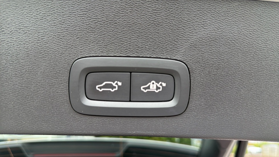 Volvo XC40 2.0 B4P Ultimate Dark 5dr Auto Petrol Estate - Image 30