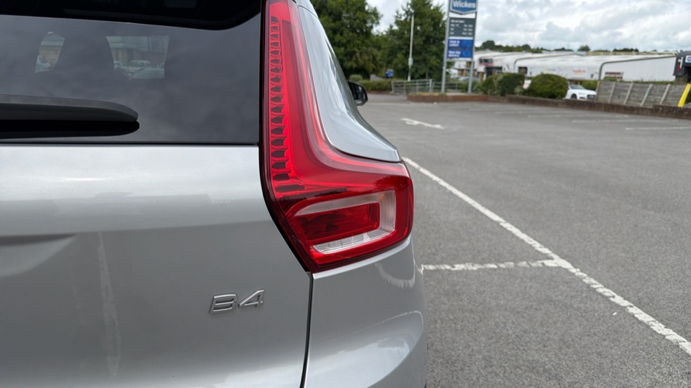 Volvo XC40 2.0 B4P Ultimate Dark 5dr Auto Petrol Estate - Image 32