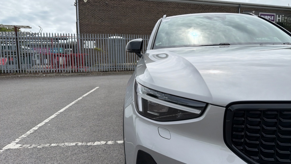 Volvo XC40 2.0 B4P Ultimate Dark 5dr Auto Petrol Estate - Image 33