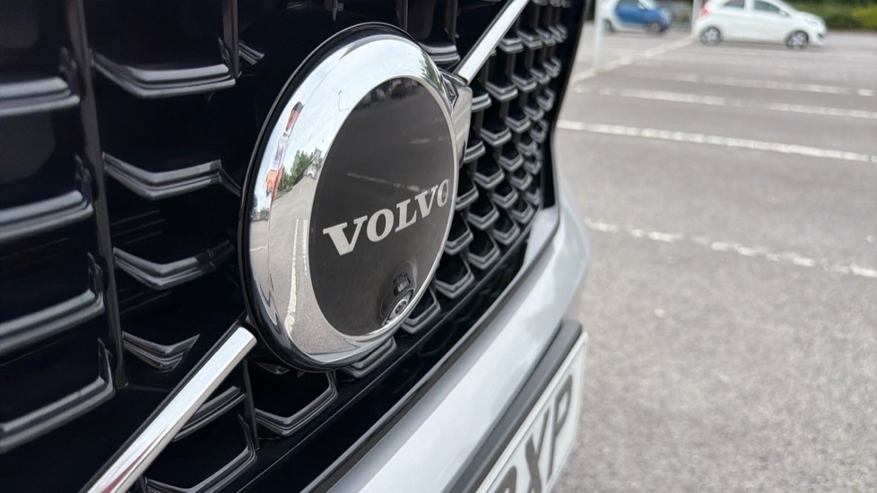 Volvo XC40 2.0 B4P Ultimate Dark 5dr Auto Petrol Estate - Image 34