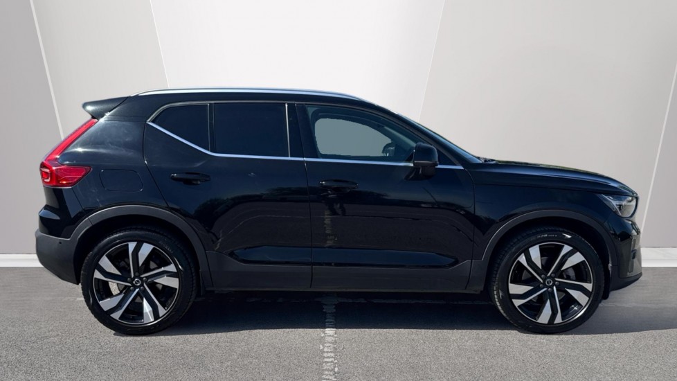 Volvo XC40 2.0 B4P Ultra Dark 5dr Auto Petrol Estate - Image 3